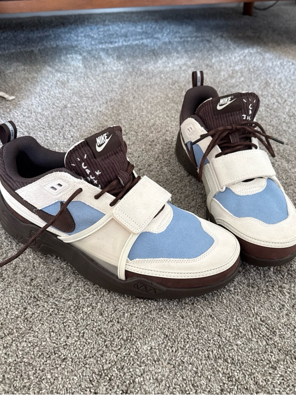 Nike x Travjs Scott Men’s Blue Cream & Brown Low-Top Strap Sneakers
